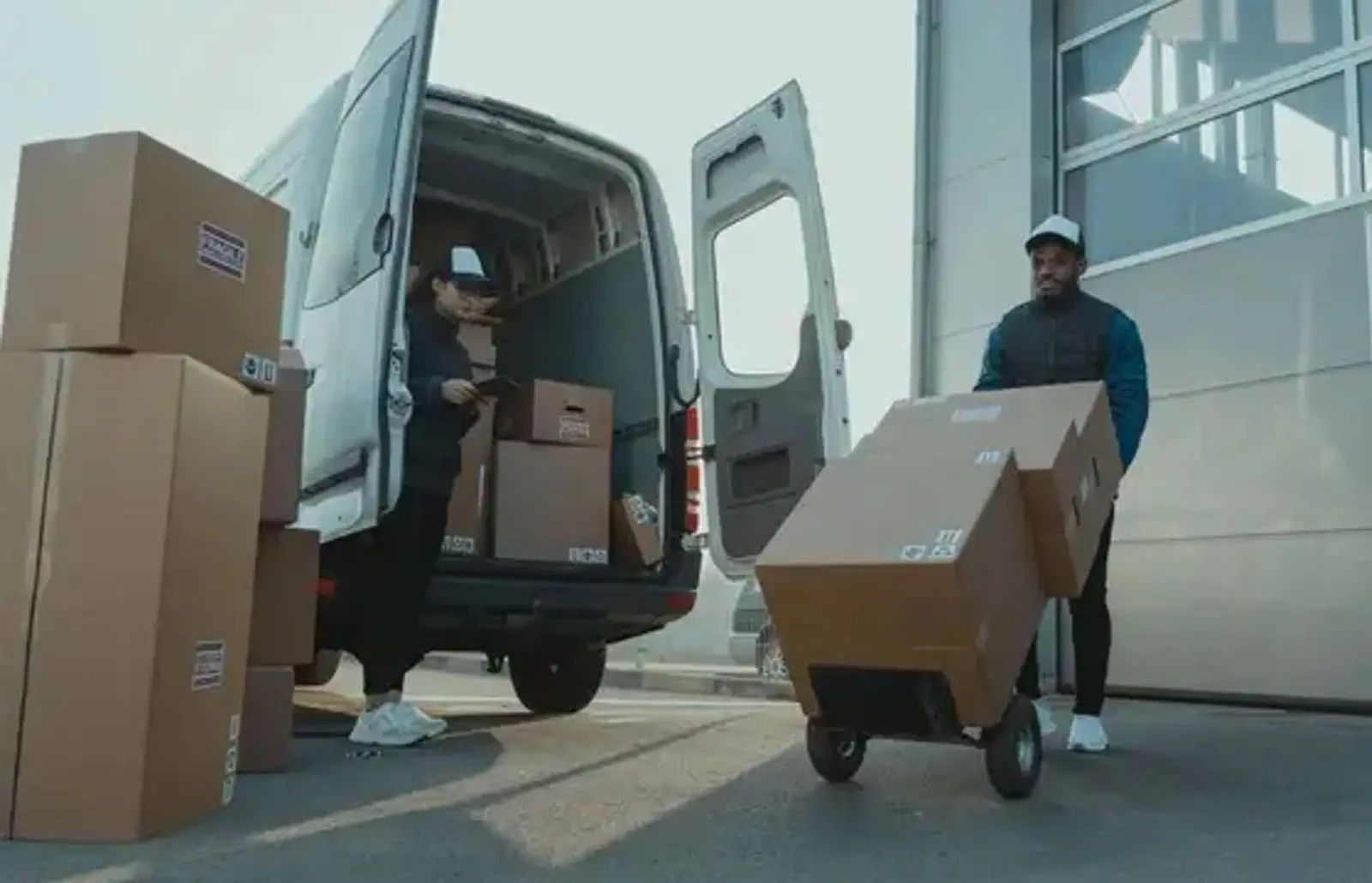 Furgoneta siendo cargada con cajas para entrega