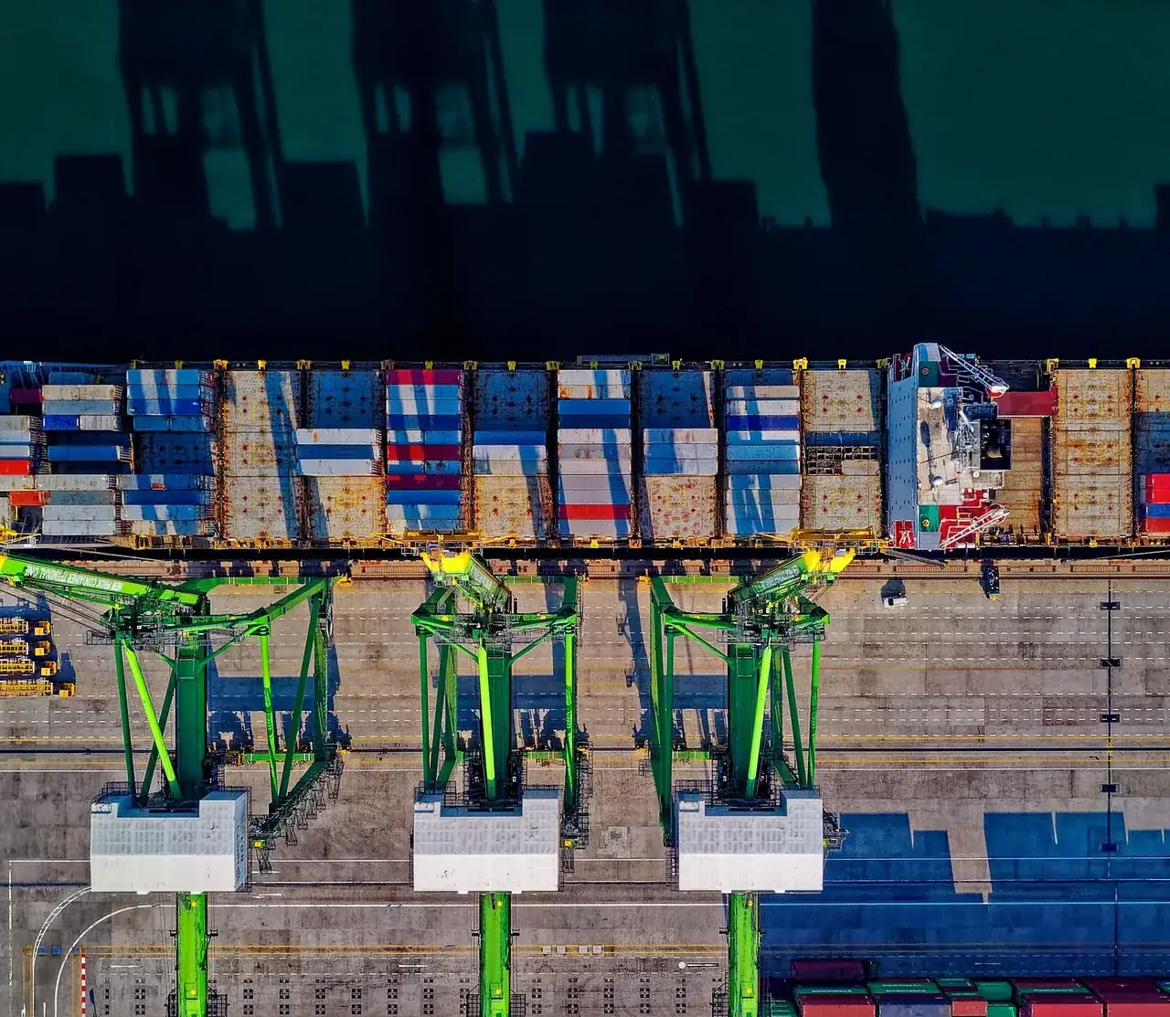 Terminal portuaria con contenedores de carga